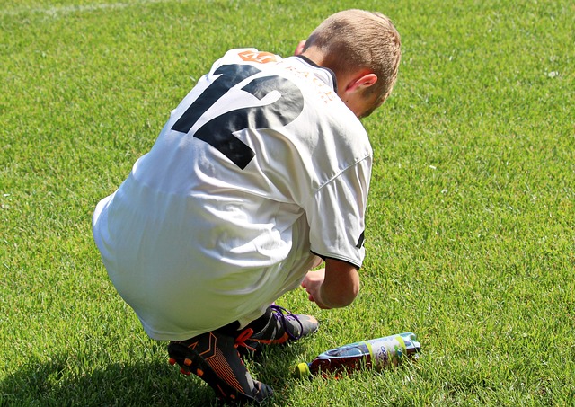 赛后染黄！梅西不满判罚找裁判抱怨，主裁向梅西出示黄牌.